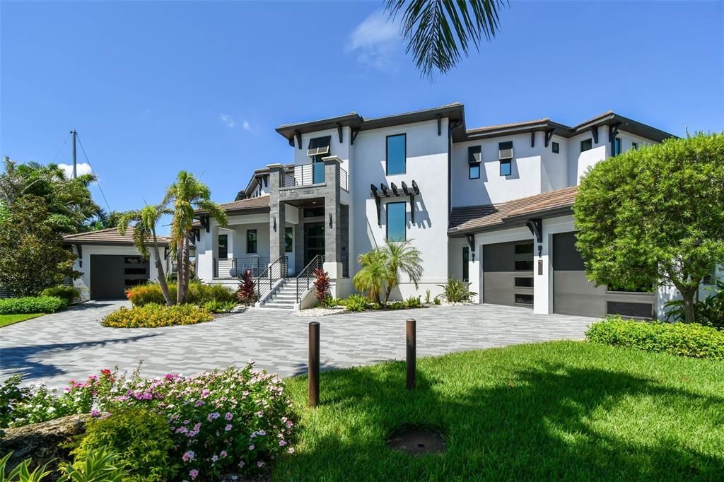 Attached, Backyard, Exterior, Facade, Modern