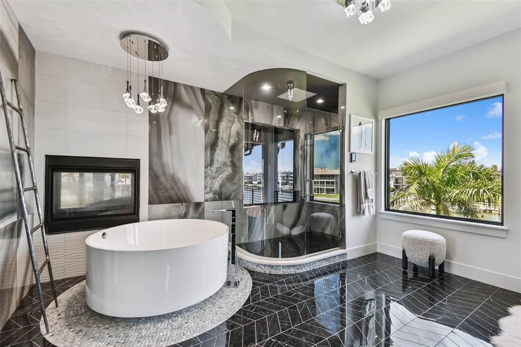 Bathroom, Free Standing Baths, Interior, Pendant Lights, Recessed Lighting