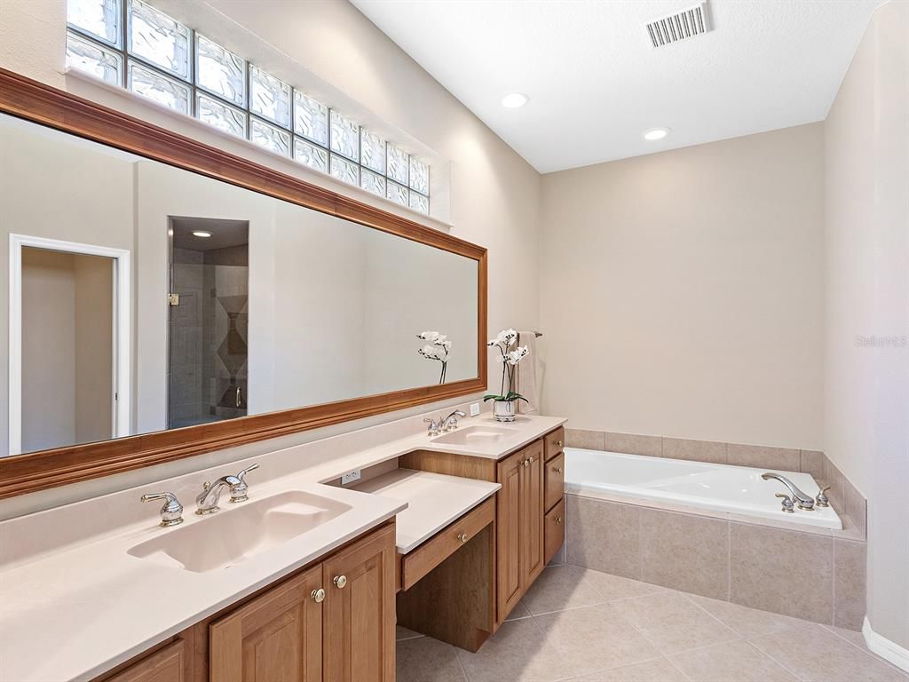 Bathroom, Dual Sink Vanities, Interior, Recessed Lighting
