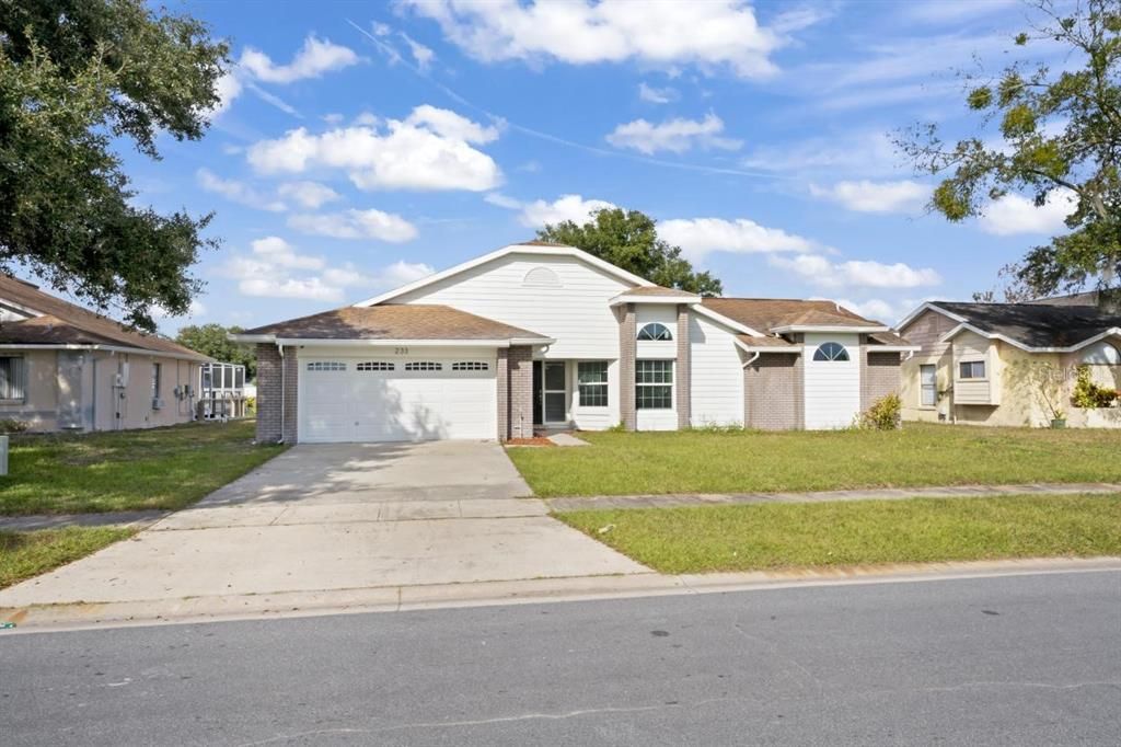 Attached, Exterior, Facade, Ranch
