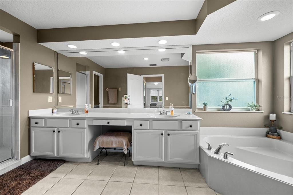Bathroom, Dual Sink Vanities, Interior, Recessed Lighting
