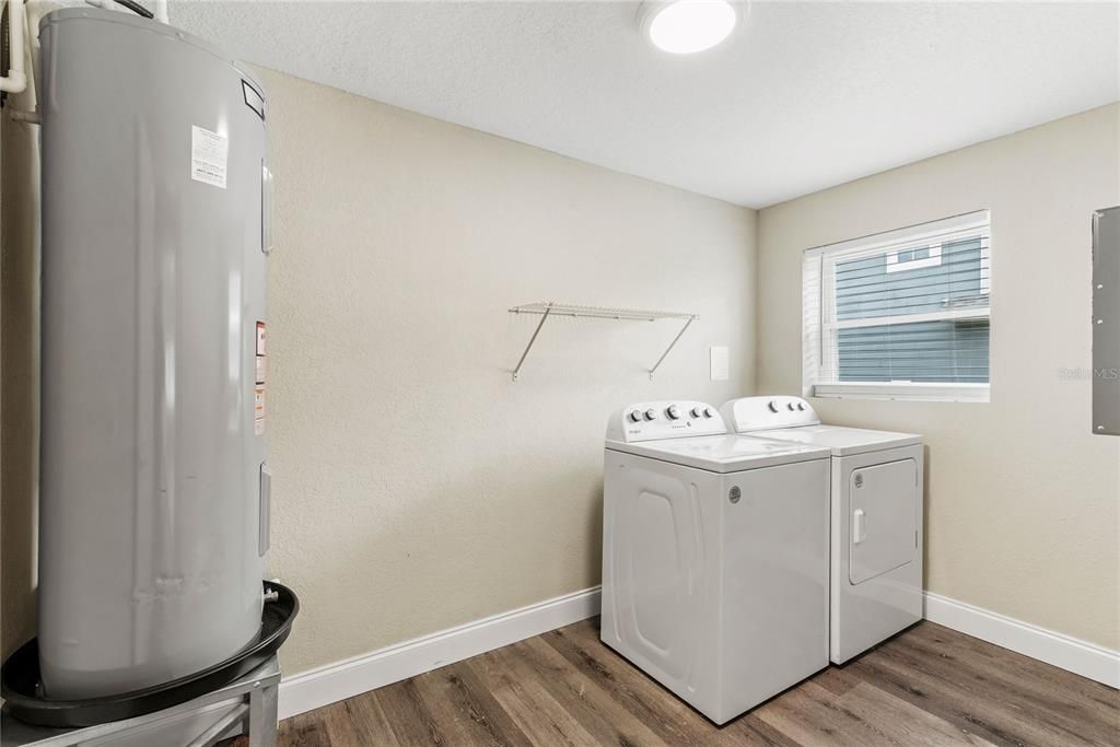 Interior, Recessed Lighting, Washer, Wood Texture Flooring