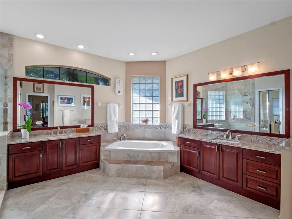 Bathroom, Dual Sink Vanities, Interior, Recessed Lighting