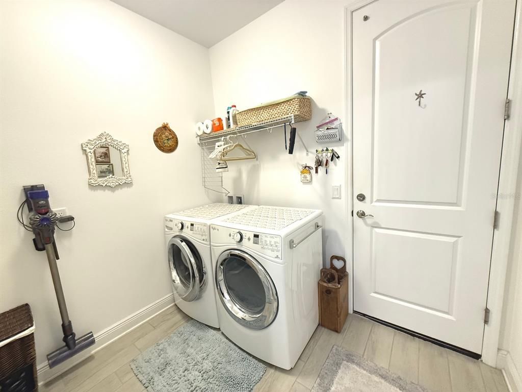 Interior, Washer, Wood Texture Flooring