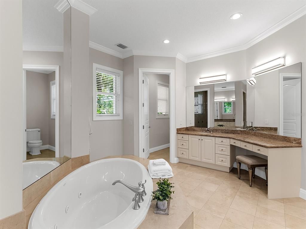 Bathroom, Dual Sink Vanities, Interior, Recessed Lighting