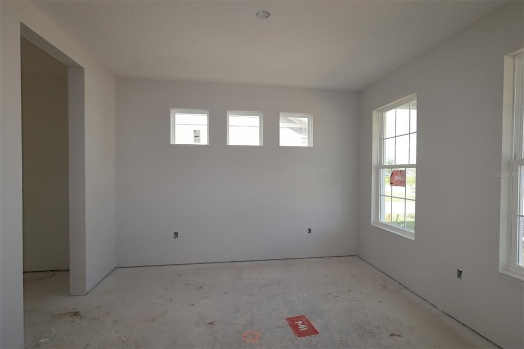 Empty room, Interior