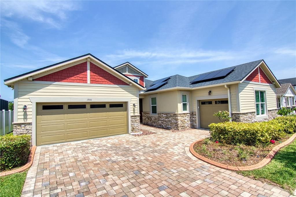 Attached, Exterior, Facade, Solar Panels, American Craftsman