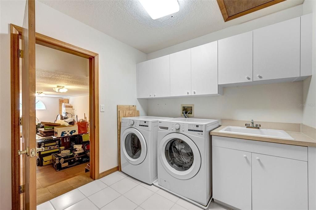 Interior, Washer, Wood Texture Flooring