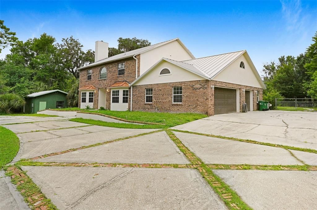 Attached, Exterior, Facade, Brick Facade, Georgian