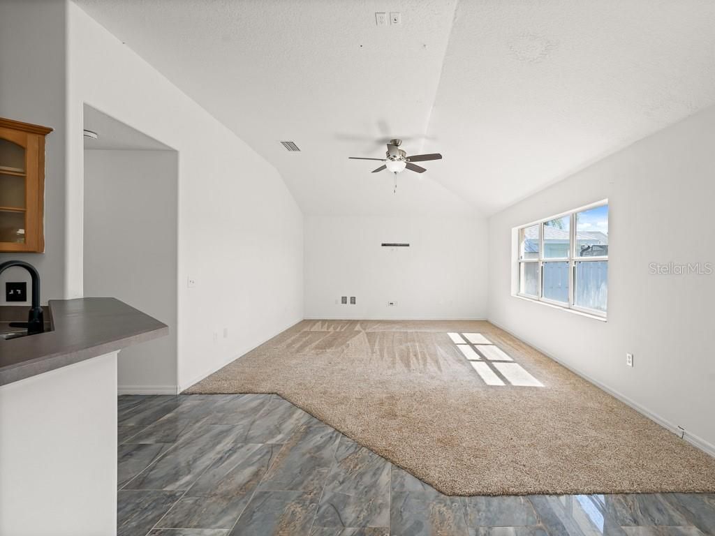 Empty room, Interior