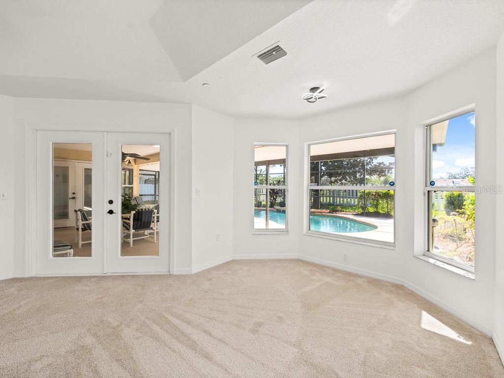 Empty room, Interior