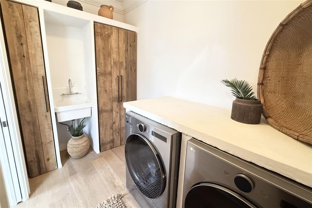 Interior, Washer, Wood Texture Flooring