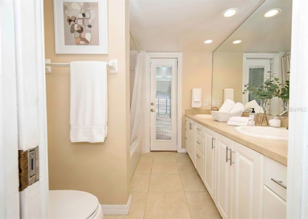 Bathroom, Dual Sink Vanities, Interior, Recessed Lighting