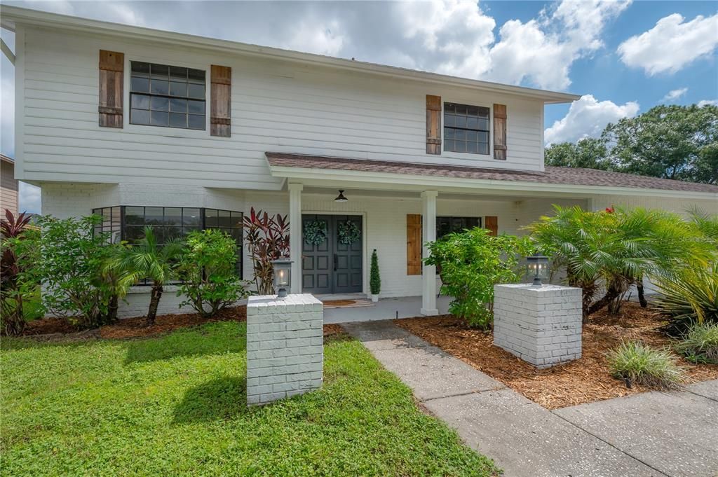 Exterior, Facade, Split Level