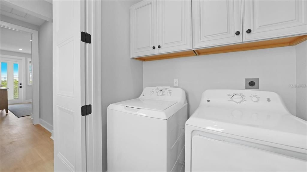 Interior, Recessed Lighting, Washer, Wood Texture Flooring