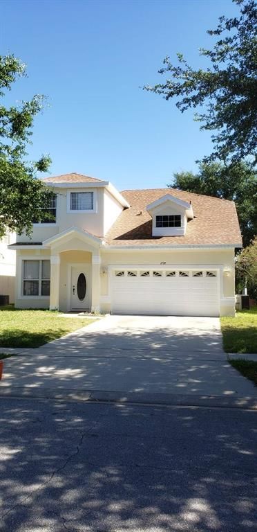 Attached, Exterior, Facade, Mediterranean