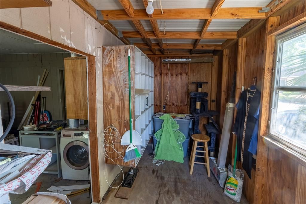 Interior, Washer, Wooden Beams, Wooden Walls