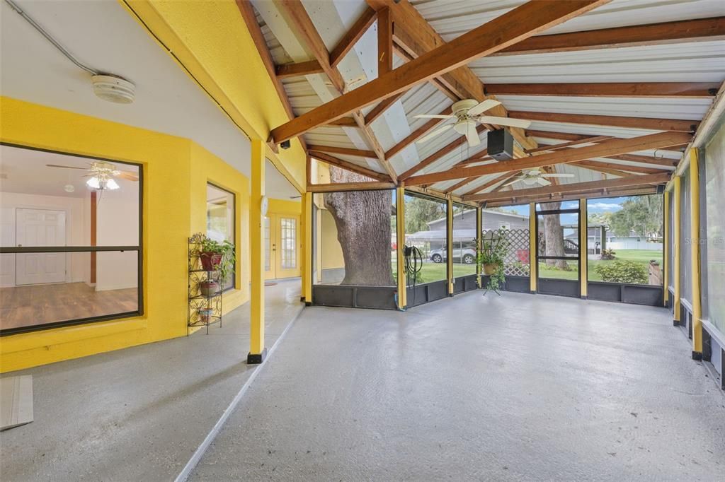 Empty room, Interior, Sun Room, Wooden Beams