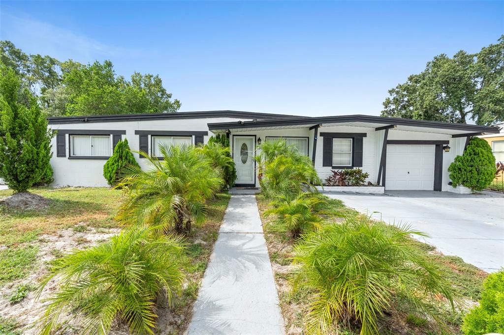 Attached, Exterior, Facade, Ranch