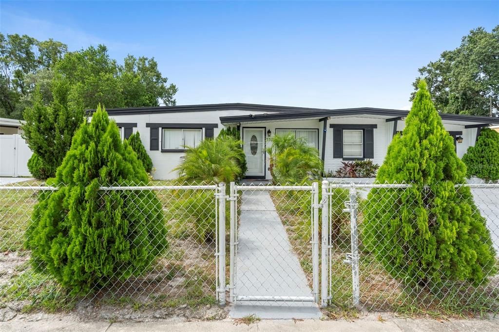 Exterior, Facade, Ranch