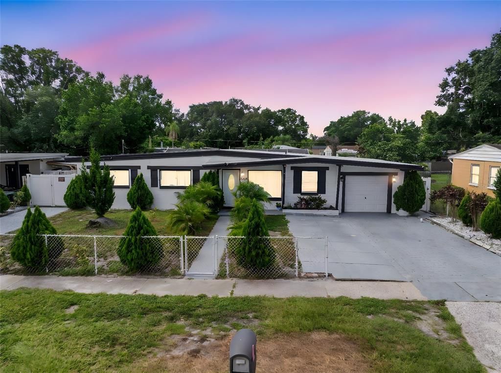 Attached, Exterior, Facade, Ranch