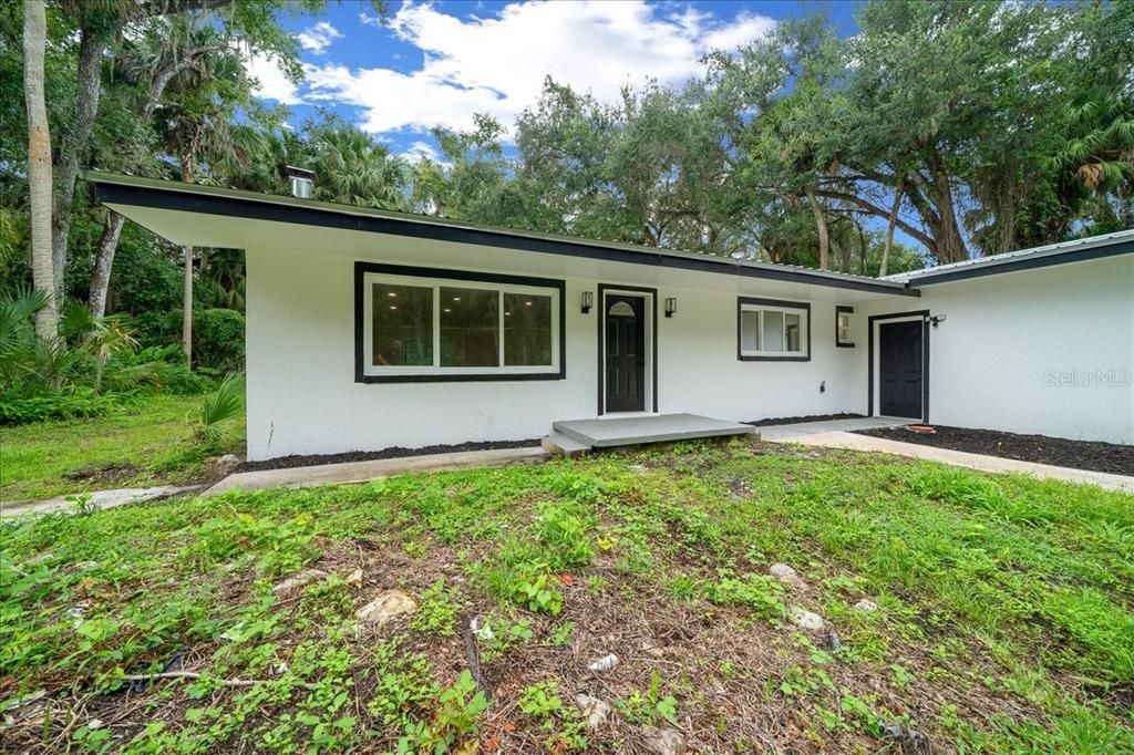 Exterior, Facade, Ranch