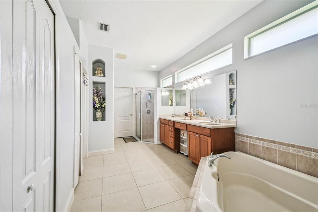 Bathroom, Dual Sink Vanities, Interior, Recessed Lighting