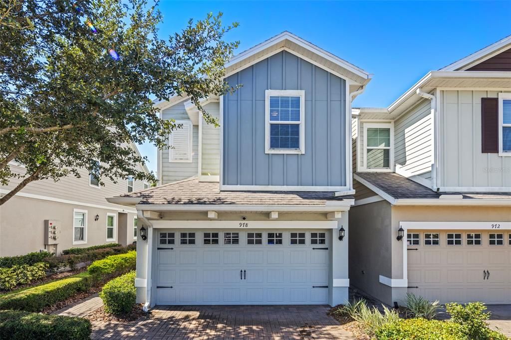 Attached, Exterior, Facade, American Craftsman
