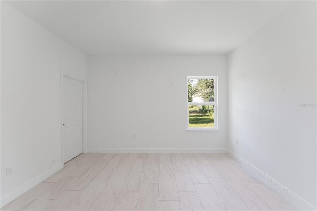 Empty room, Interior