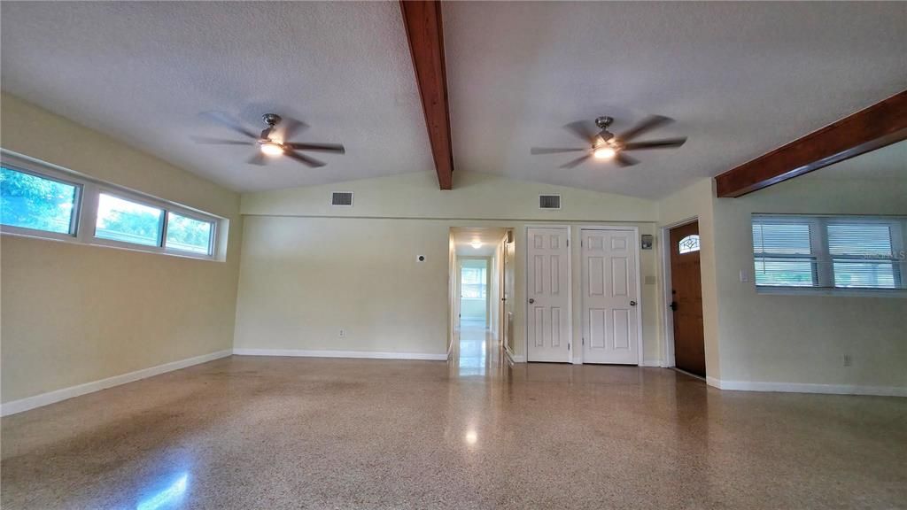 Empty room, Interior, Wooden Beams