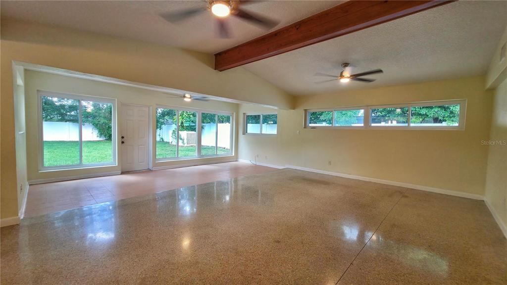 Empty room, Interior, Wooden Beams