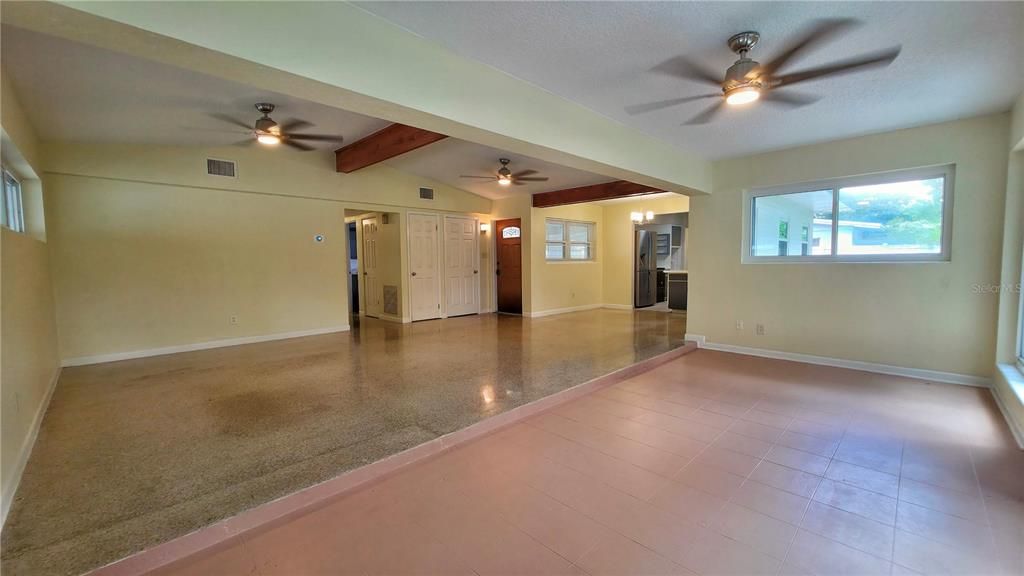 Empty room, Interior, Wooden Beams