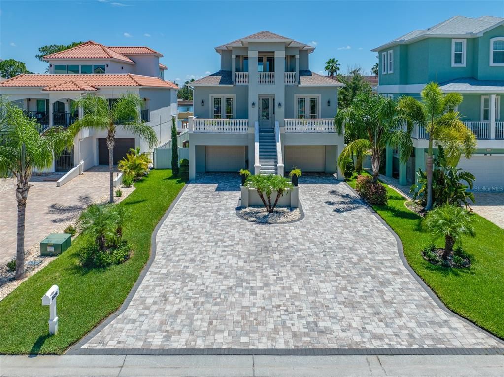 Attached, Exterior, Facade, Mediterranean
