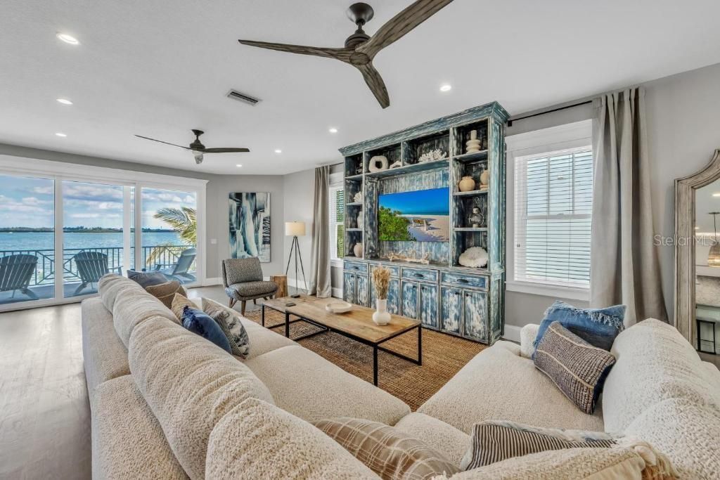 Interior, Living room, Recessed Lighting, Water, Wood Texture Flooring