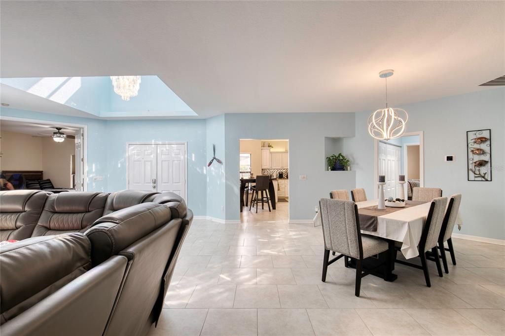 Chandelier, Dining room, Interior, Living room, Pendant Lights