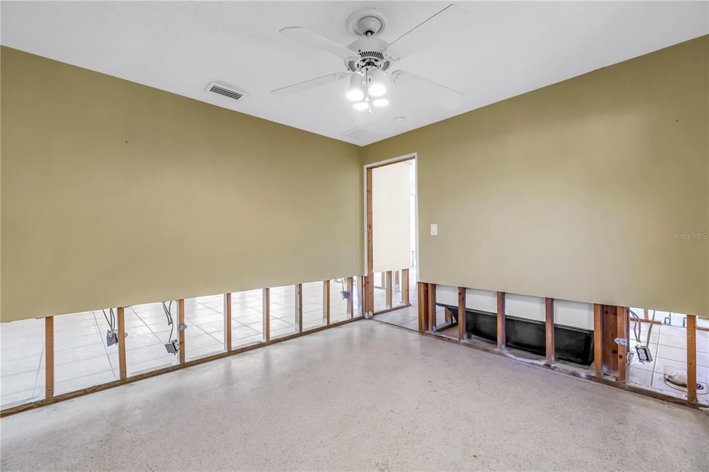 Empty room, Interior