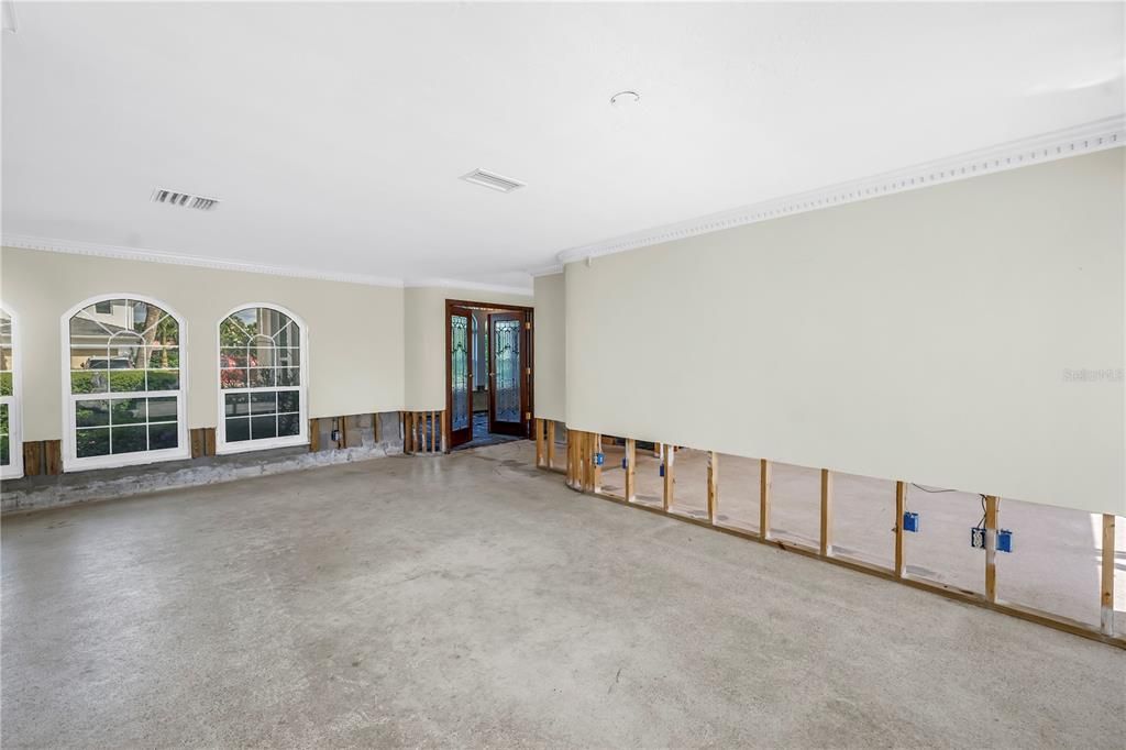 Empty room, Interior