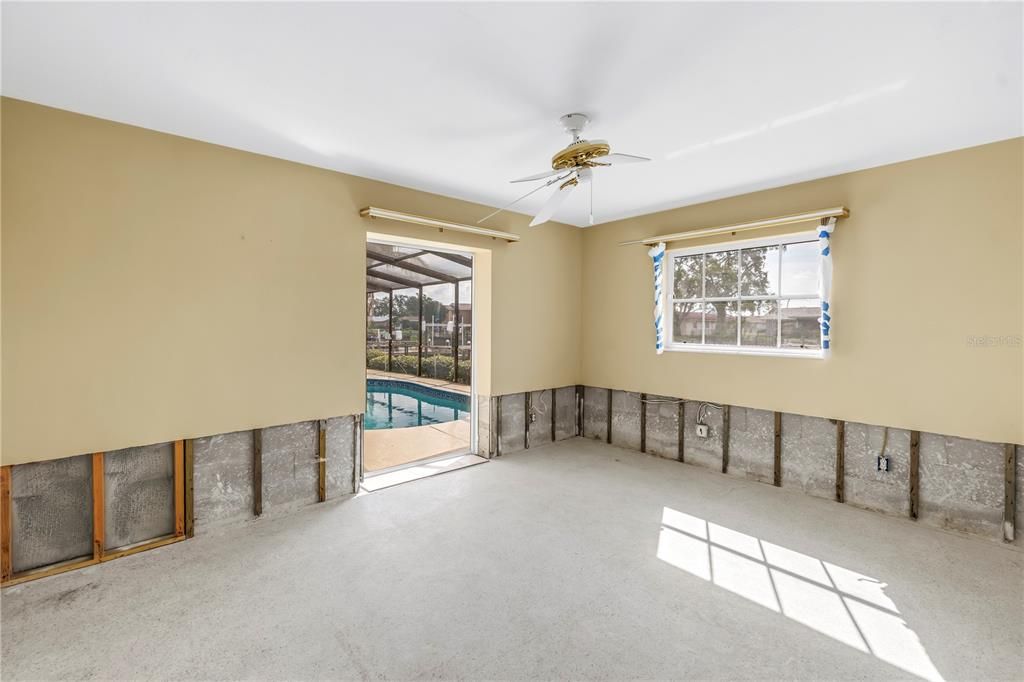 Empty room, Interior