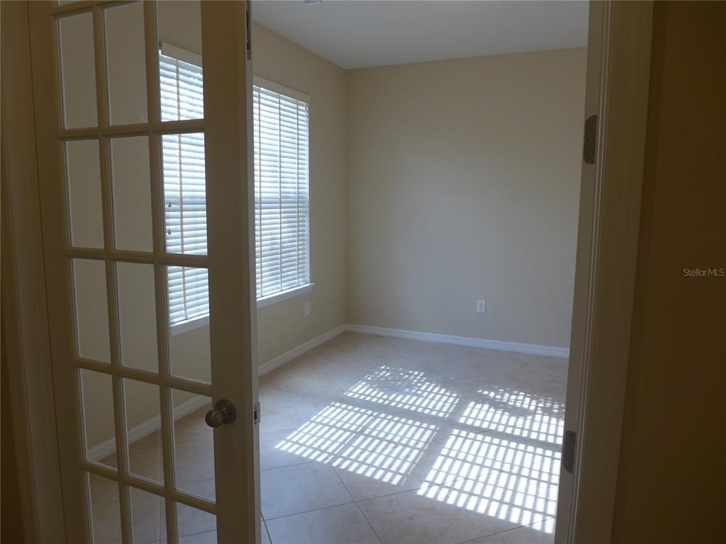 Empty room, Interior