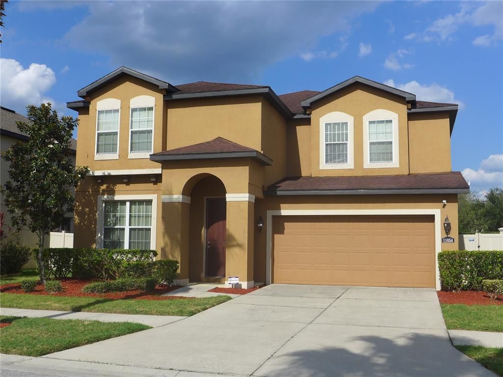 Attached, Exterior, Facade, Mediterranean