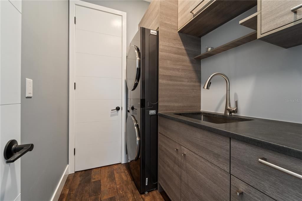 Interior, Washer, Wood Texture Flooring