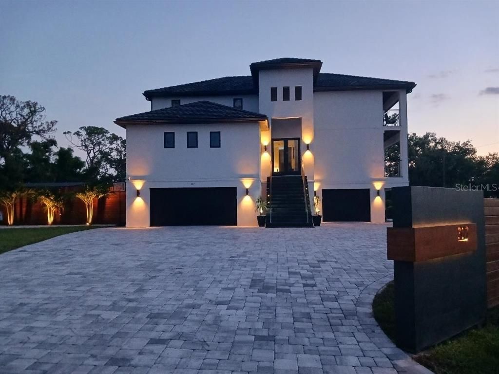 Attached, Exterior, Facade, Modern