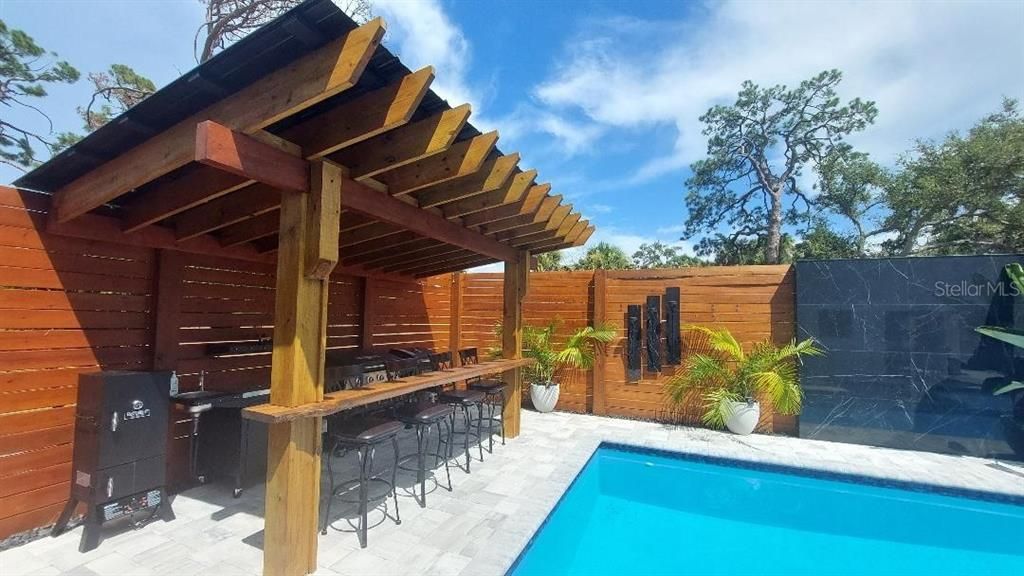Exterior, Outdoor Kitchen, Pool