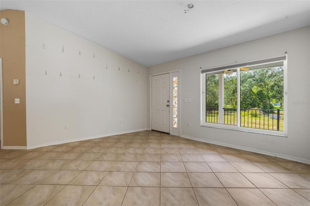 Empty room, Interior