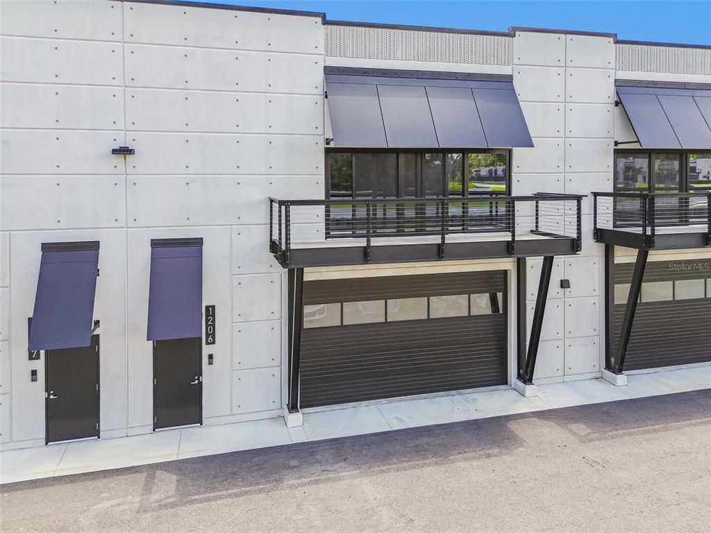 Attached, Exterior, Facade, None