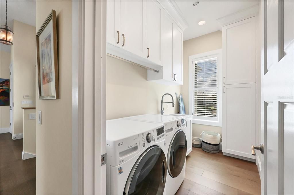 Interior, Recessed Lighting, Washer, Wood Texture Flooring