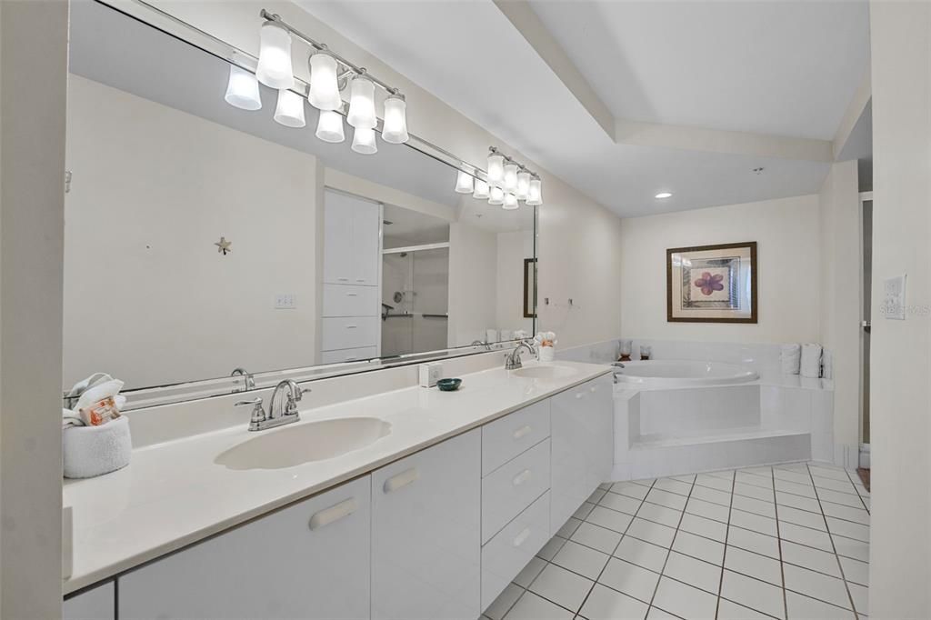 Bathroom, Dual Sink Vanities, Interior, Recessed Lighting