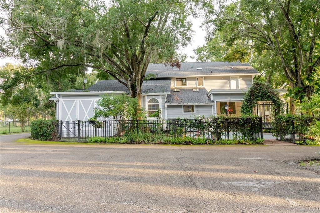 Exterior, Facade, Raised Ranch