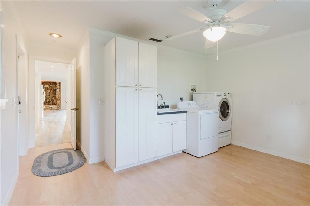 Interior, Recessed Lighting, Washer, Wood Texture Flooring