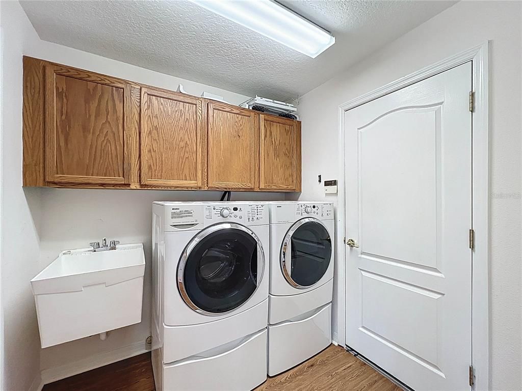 Interior, Washer, Wood Texture Flooring